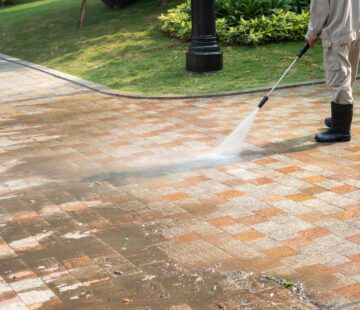 Outdoor floor cleaning with a pressure water jet on street
